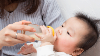 Sữa Ngoại Cho Con Nên Chọn Hàng Xách Tay Hay Nhập Khẩu