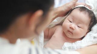 So Sánh Sữa Mẹ Hay Sữa Bột Tốt Cho Trẻ Sơ Sinh Hơn