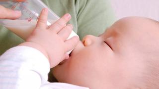 Sữa Công Thức Bé Bú Không Hết Để Được Bao Lâu?