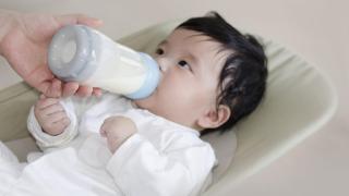 Sữa Công Thức Cho Bé - Khéo Lừa Để Bé Mê Sữa Hơn