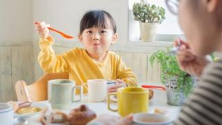 Trẻ Vừa Ăn Cơm Vừa Uống Sữa Có Tốt Không - Lời Khuyên Từ Chuyên Gia