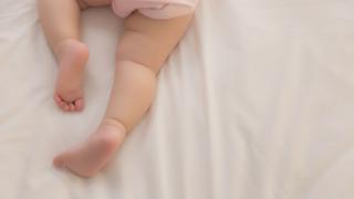 Cách cho trẻ sơ sinh bú bình không bị nôn trớ hay bị sặc