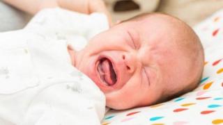 Trẻ sơ sinh đi ngoài có bọt nguy hiểm không? Mẹo khắc phục đơn giản