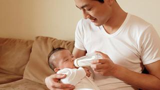 Vì sao bé không chịu bú bình? 7 cách tập cho bé bú bình mẹ nên biết