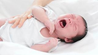 Trẻ sơ sinh khóc nhiều: Nguyên nhân và cách xử lý nhanh chóng