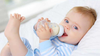 Cách tính lượng sữa cho bé sơ sinh