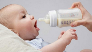 Cách pha sữa công thức cho trẻ sơ sinh