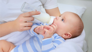 Lượng sữa cho bé sơ sinh bao nhiêu là phù hợp?