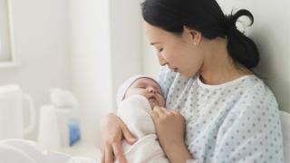 Dùng sữa bột cho bé thay sữa mẹ có tốt không?