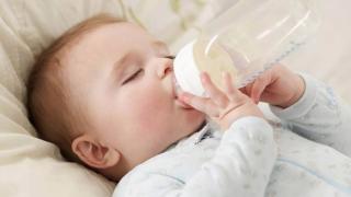 Cách tính lượng sữa cho bé sơ sinh chuẩn nhất mẹ nên biết