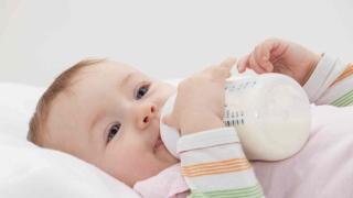 9 dấu hiệu trẻ không hợp sữa công thức mẹ nên biết