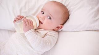 Sử dụng sữa bột cho bé có tốt không? Sữa bột tăng cân cho bé