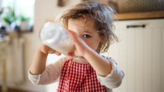 Dùng sữa công thức tăng cân cho bé dưới 1 tuổi thay thế sữa mẹ được không?