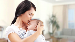 CÁCH BẾ TRẺ SƠ SINH CHUẨN ĐỂ KHÔNG BỊ CONG VẸO CỘT SỐNG