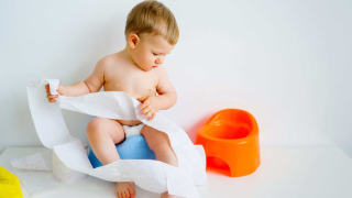 BÉ BỊ TÁO BÓN PHẢI LÀM SAO?