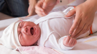 8 MẸO GIÚP BÉ SƠ SINH HẾT VẶN MÌNH