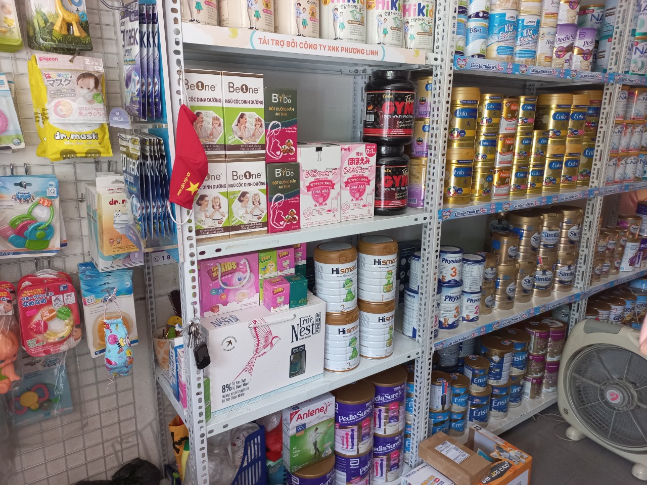 Hismart trên kệ bày bán của nhà thuốc thanh tùng