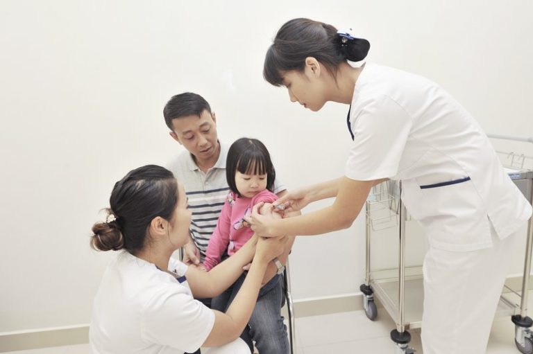 Mẹ Cần Lưu Ý Gì Trước Khi Đi Tiêm Phòng Trẻ Sơ Sinh?