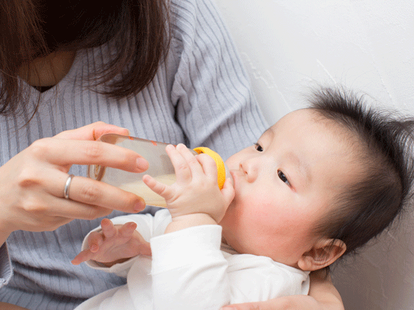 Sữa Ngoại Cho Con Nên Chọn Hàng Xách Tay Hay Nhập Khẩu