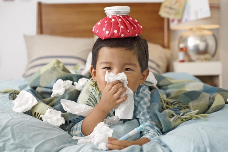 Bé Bị Cảm Lạnh: Cha Mẹ Cần Xử Trí Ra Sao?