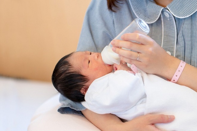 Có Nên Dặm Sữa Công Thức Cho Trẻ Sơ Sinh Hay Không?