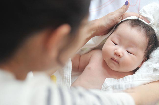 So Sánh Sữa Mẹ Hay Sữa Bột Tốt Cho Trẻ Sơ Sinh Hơn