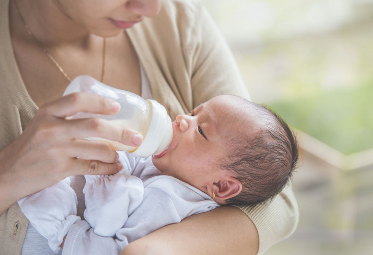 Sữa Công Thức Tốt Cho Trẻ Sơ Sinh Nên Pha Với Nước Gì?