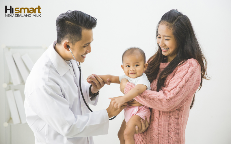 Cho trẻ thăm khám thường xuyên và định kỳ