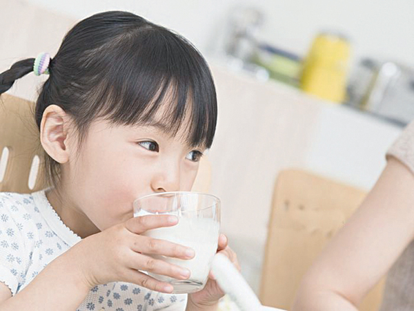 Trẻ Em Uống Sữa Nhiều Có Tốt Không? Nguy Cơ Phải Đối Mặt
