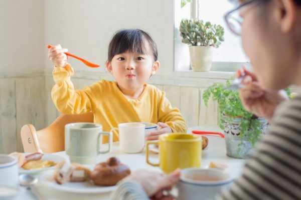 Trẻ Vừa Ăn Cơm Vừa Uống Sữa Có Tốt Không - Lời Khuyên Từ Chuyên Gia