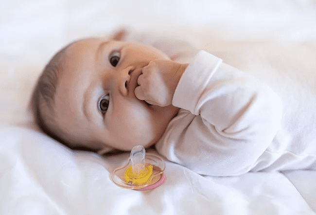 Trẻ 3 tháng tuổi biết làm gì? Sự phát triển của bé mà mẹ nên biết