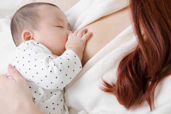 Trẻ sơ sinh bị táo bón do bú không đủ lượng sữa