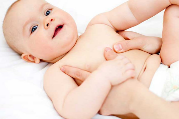 Massage bụng cho bé