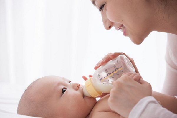 CÁC TIPS HAY CHO MẸ KHI SỬ DỤNG SỮA BỘT CHO BÉ 6 THÁNG