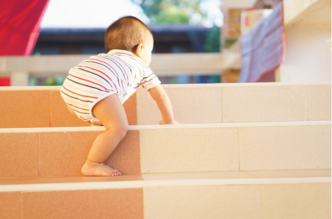 CÁC MỐC PHÁT TRIỂN Ở EM BÉ 1 TUỔI DIỄN RA THẾ NÀO?