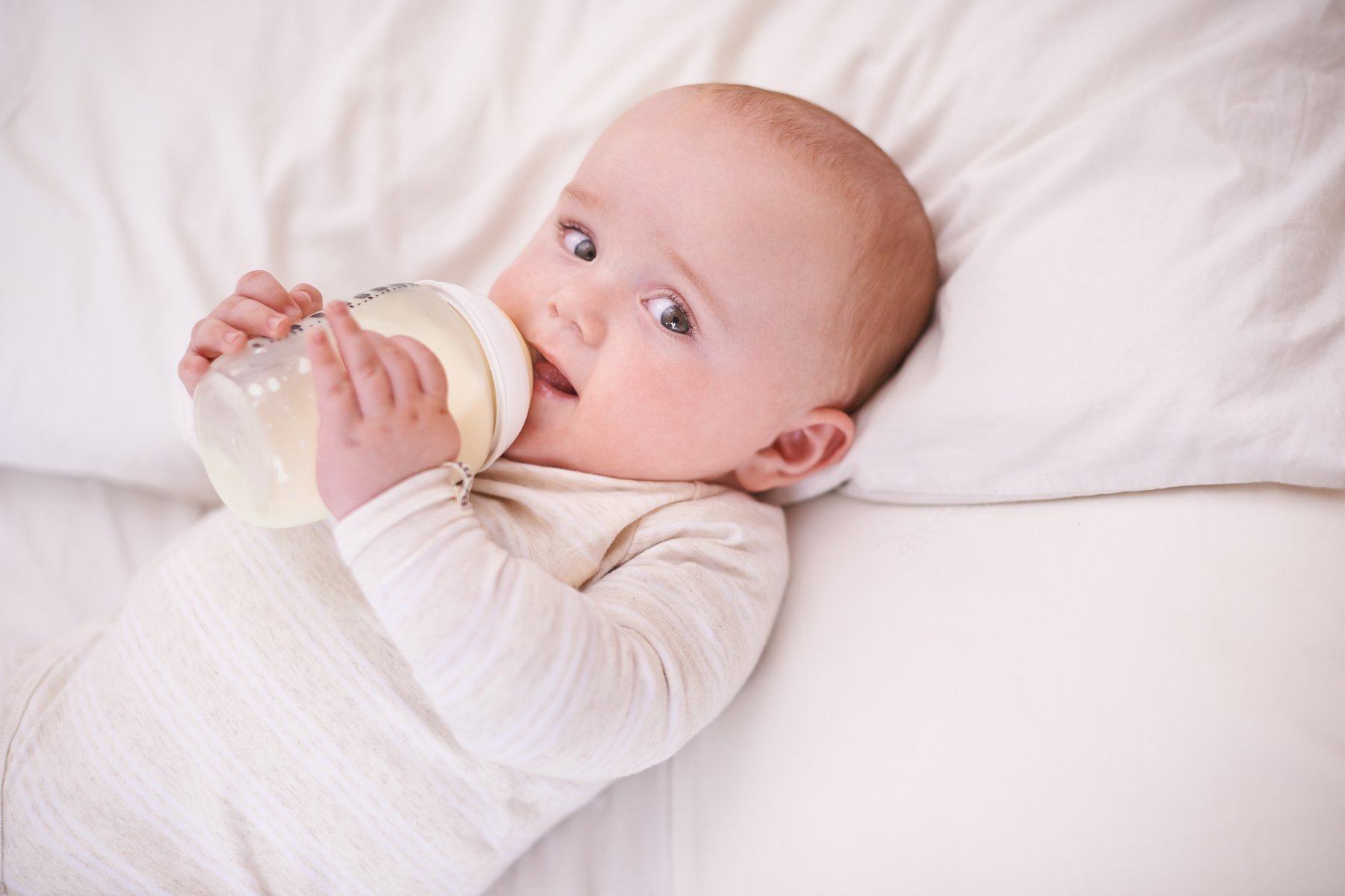 Sử dụng sữa bột cho bé có tốt không? Sữa bột tăng cân cho bé
