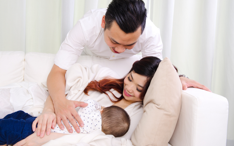 Cho trẻ bú đúng cách