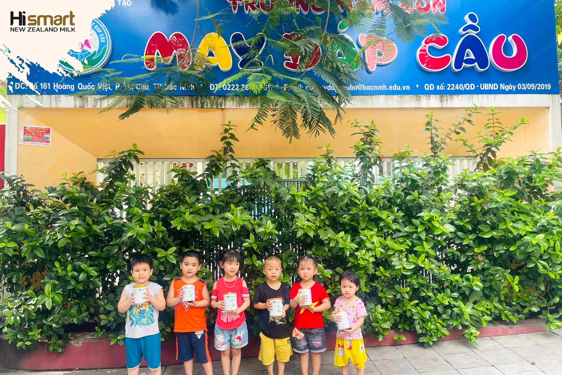 Các em bé tại trường mầm non Đáp Cầu thích thú khi nhận được sữa