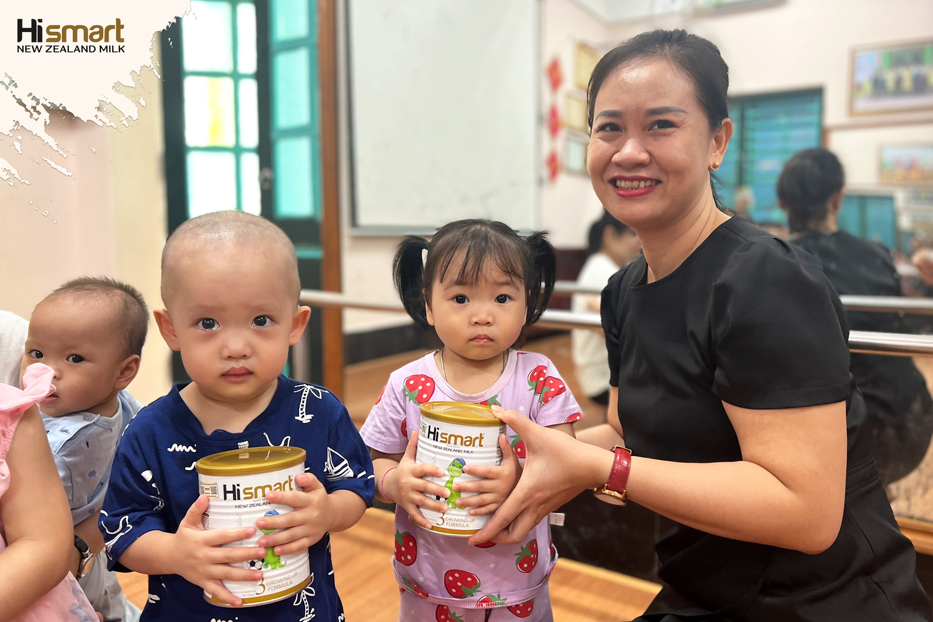 Niềm vui trẻ thơ khi được nhận quà