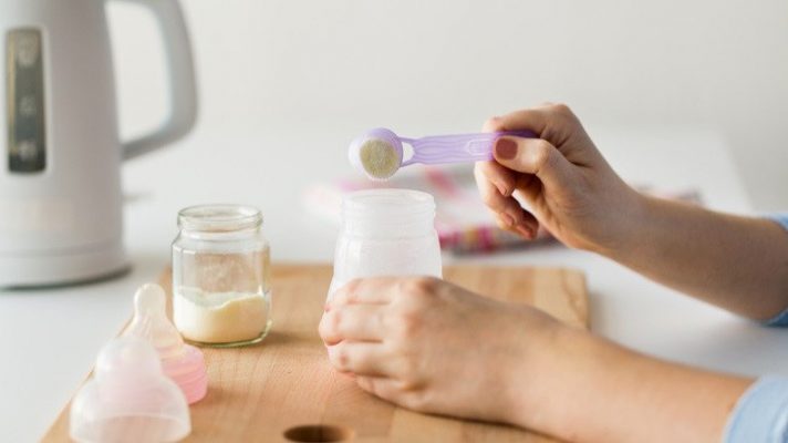 Sữa công thức pha để được bao lâu và hướng dẫn bảo quản đúng cách