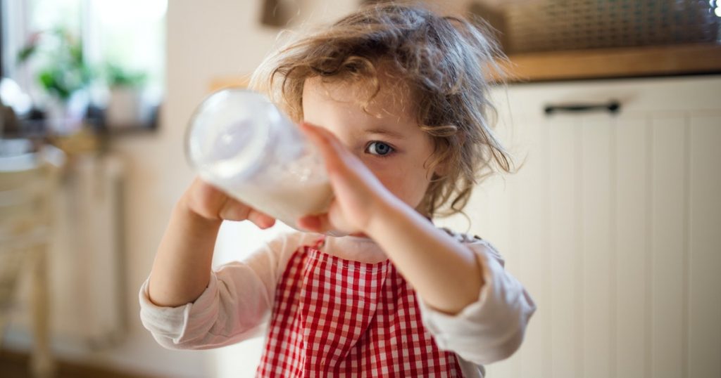 Dùng sữa công thức tăng cân cho bé dưới 1 tuổi thay thế sữa mẹ được không?