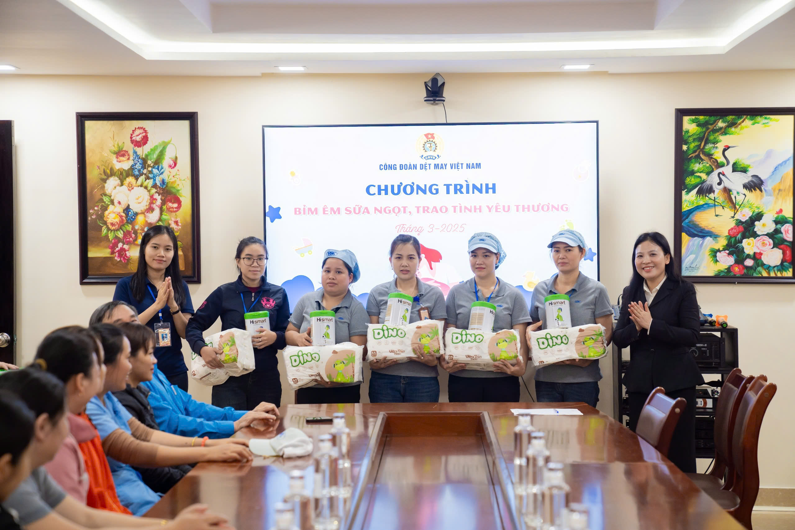 HISMART TẶNG SỮA TỚI 69 ĐƠN VỊ CÔNG ĐOÀN DỆT MAY