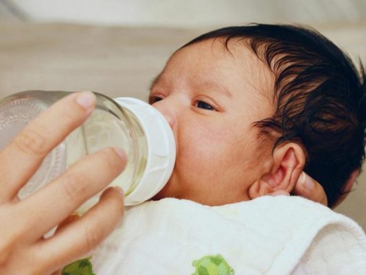Dùng Sữa Công Thức Cho Trẻ Sơ Sinh Có Cần Uống Thêm Nước?