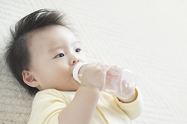 Sữa Cho Bé 1 Tuổi Nên Uống Bao Nhiêu Một Ngày?