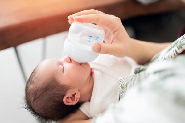 bảng lượng sữa cho trẻ sơ sinh