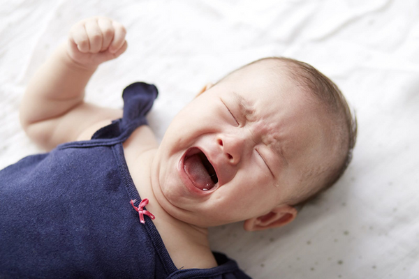 Bé quấy khóc là dấu hiệu mẹ chưa cung cấp đủ lượng sữa cho bé sơ sinh.