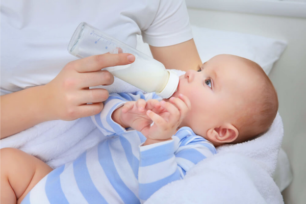 Bé thường mất tập trung khi đã được bổ sung đủ lượng sữa cho bé.