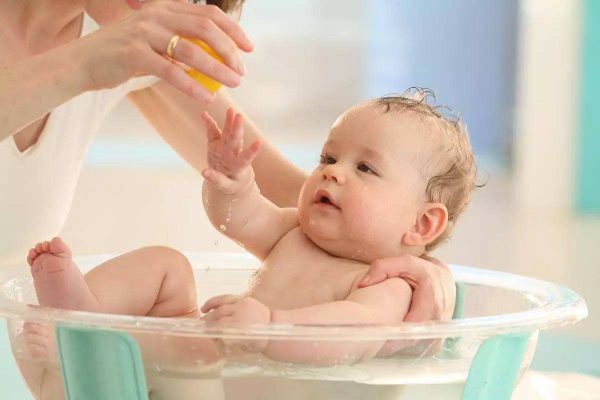Em bé sơ sinh 6 tháng tuổi tắm thế nào?