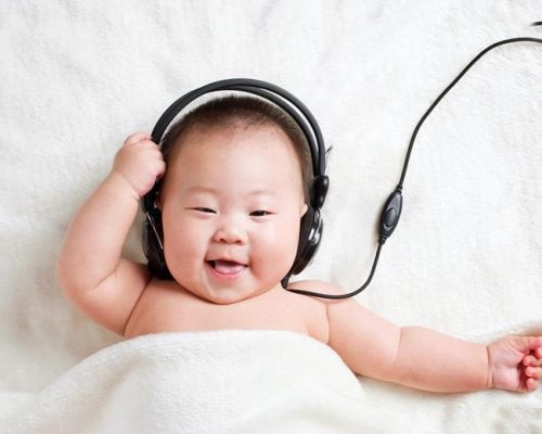 Cho bé nghe nhạc để kích khả năng ngôn ngữ của bé