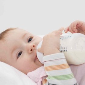9 dấu hiệu trẻ không hợp sữa công thức